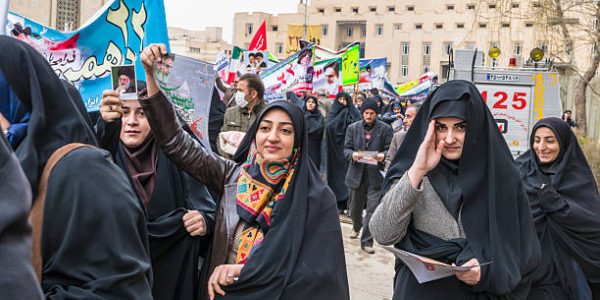 Proteste in Iran: L'Arresto di una Studentessa Diventa Simbolo della Lotta per i Diritti delle Donne